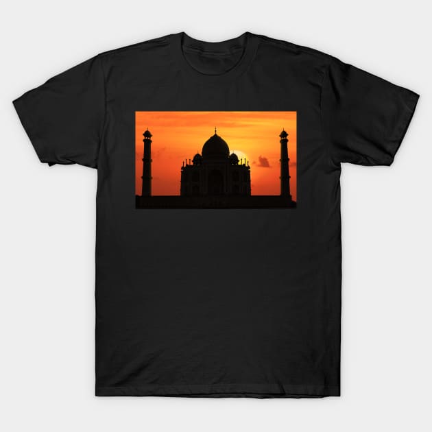 Taj Mahal Sunset. T-Shirt by bulljup